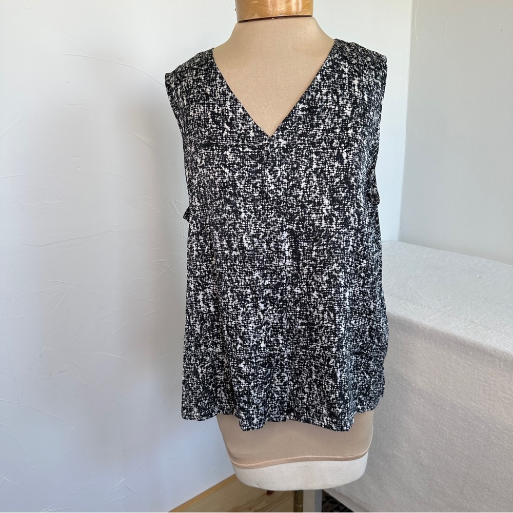 Eileen Fisher Silk Black and White V-Neck Sleeveless Blouse